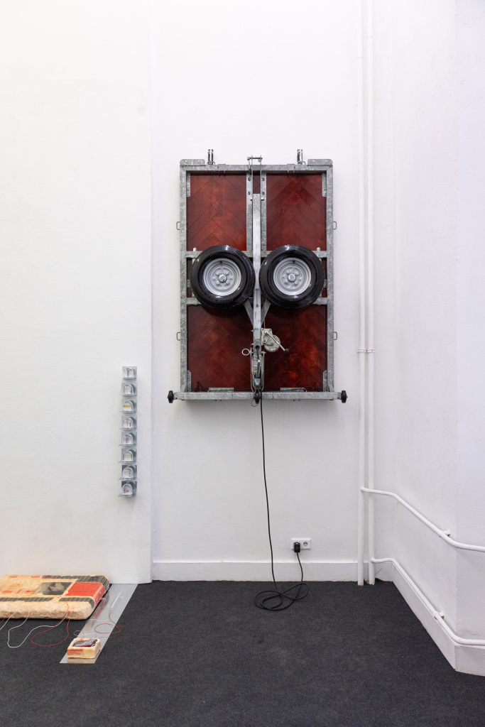 Stipendienübergabe an herausragende Studierende der Kunstakademie Düsseldorf 1 Lukas Stoever Ochsenkarren Wand Foto Arash Goudarzy Malayeri 01