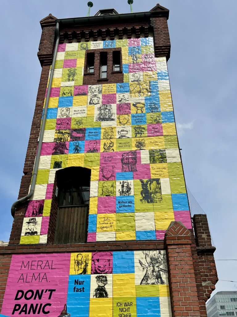 Historischer Uhrenturm für großes Kunstprojekt überklebt 1 Dont Panic 8