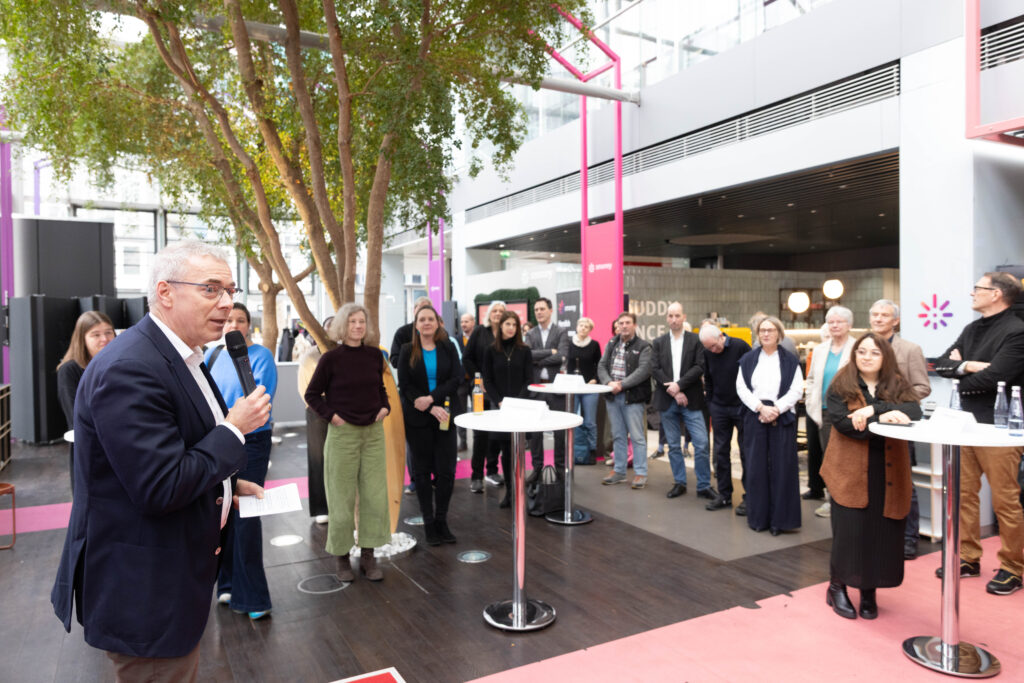 Sparkasse Düsseldorf fördert Bürgerbeteiligung: 14 Projekte mit jeweils 50.000 Euro ausgezeichnet 1 Begruessung Stefan Dahm 1