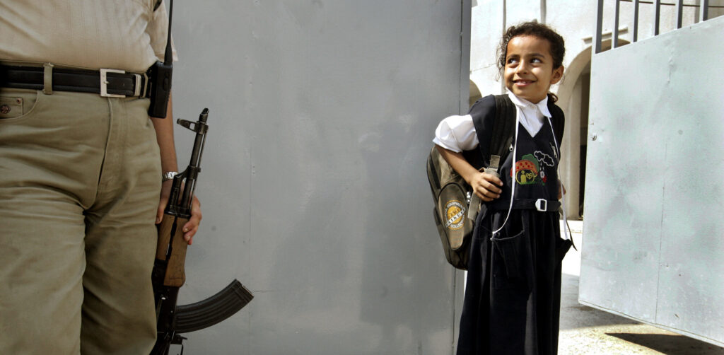 1 Irakisches Maedchen verlaesst eine Grundschule in Bagdad Okt. 2004 © picture alliance AP Anja Niedringhaus e1774628529207